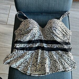Torrid, size 2 - DD/F cup size, leopard swim top